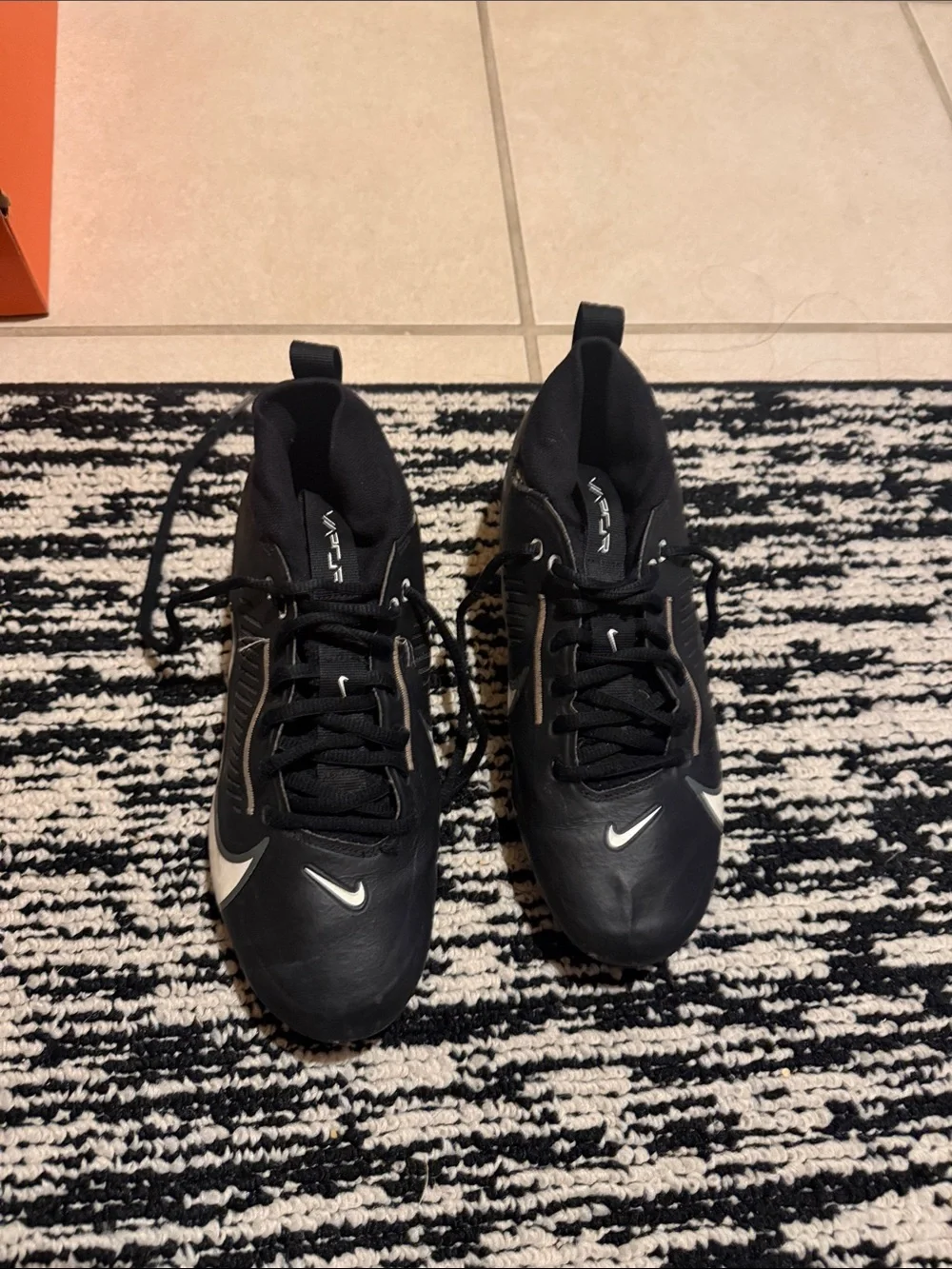 Nike Men’s Black and White Athletic Cleats